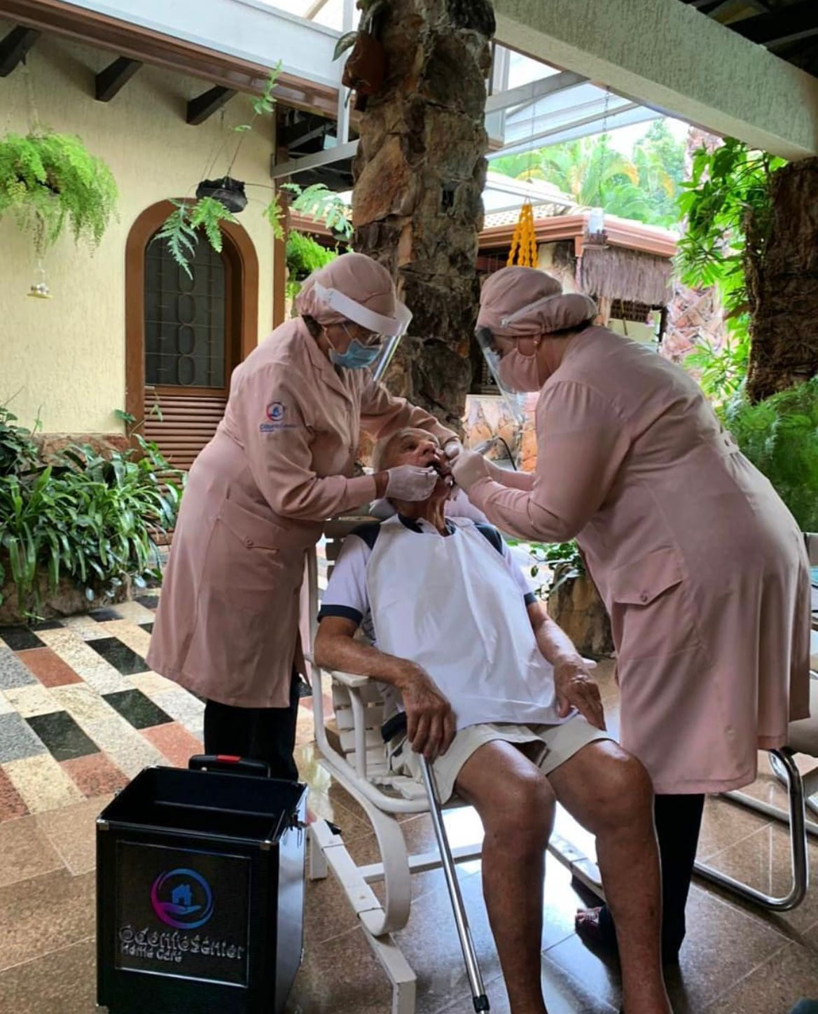 Dentista atendendo paciente idosa em casa